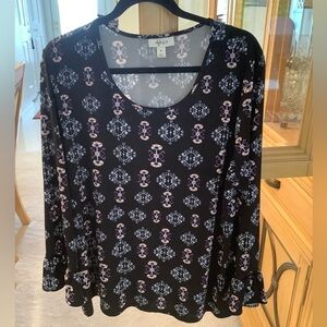 XL STYLE & CO BELL SLEEVE TOP, PRETTY PRINT ON BLACK BACKGROUND